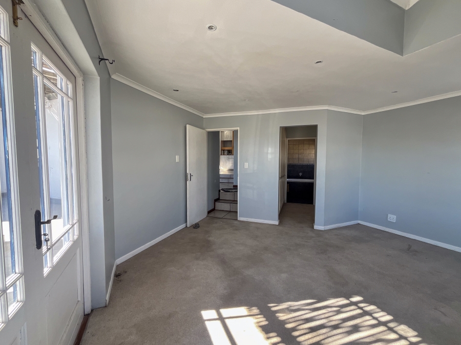 To Let 5 Bedroom Property for Rent in Paradise Beach Western Cape